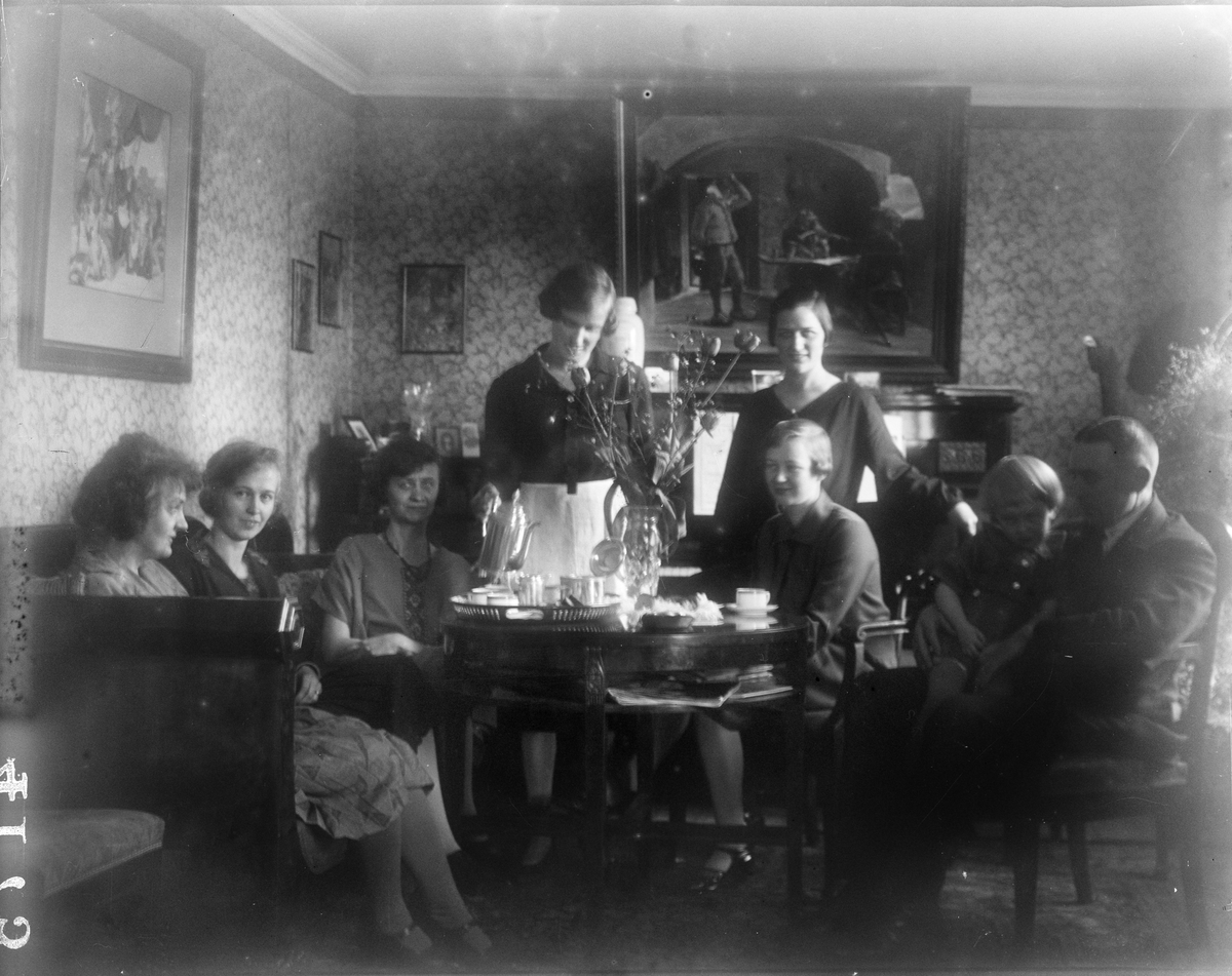 Vid kaffebord i förmaket hos Angberg, Revelsta, Altuna socken, Uppland 1927