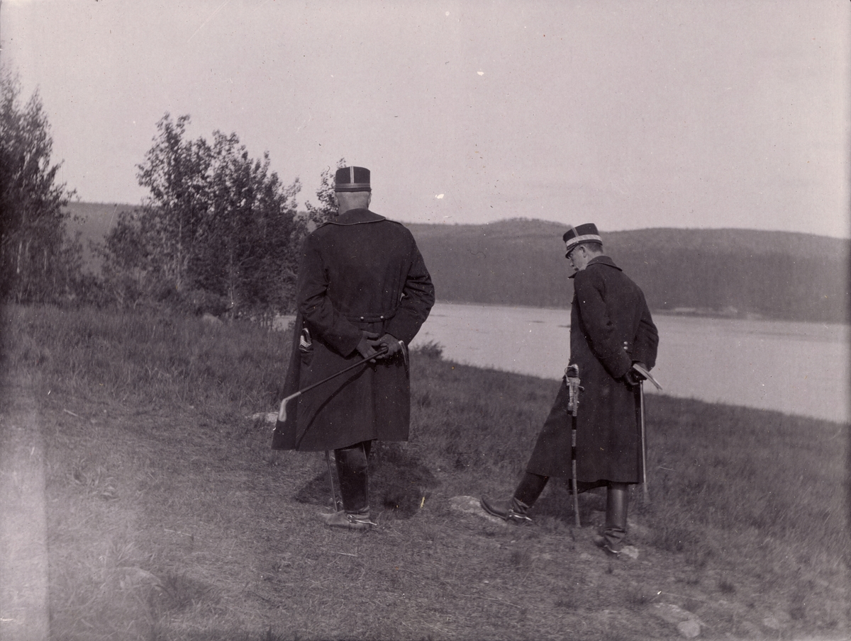 Text i fotoalbum: "Gen. st. chefen (Rappe) med adjutant (Sergel) på promenad efter middagen."