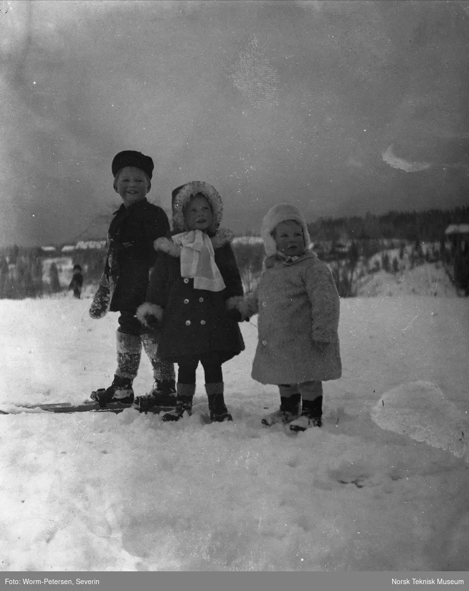 Portrett av tre barn på ski. Antagelig barna til Carsten E. Borchgrevink, Ridley f. 1897, Joyce f. 1899 og Erik f. 1901