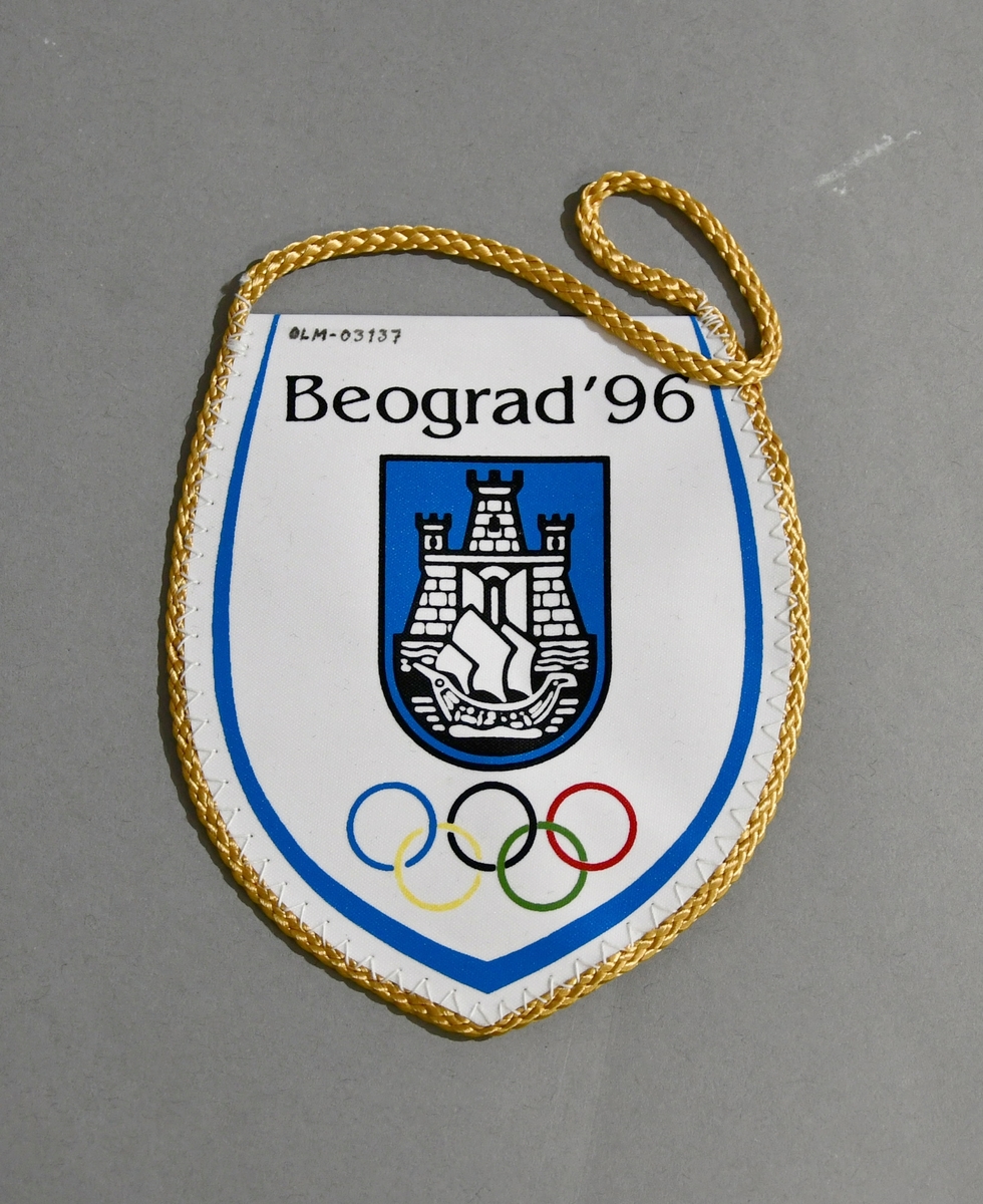 Vimpel med for søkerbyen Beogra med byvåpenet i midten og de olympiske ringer nederst.
