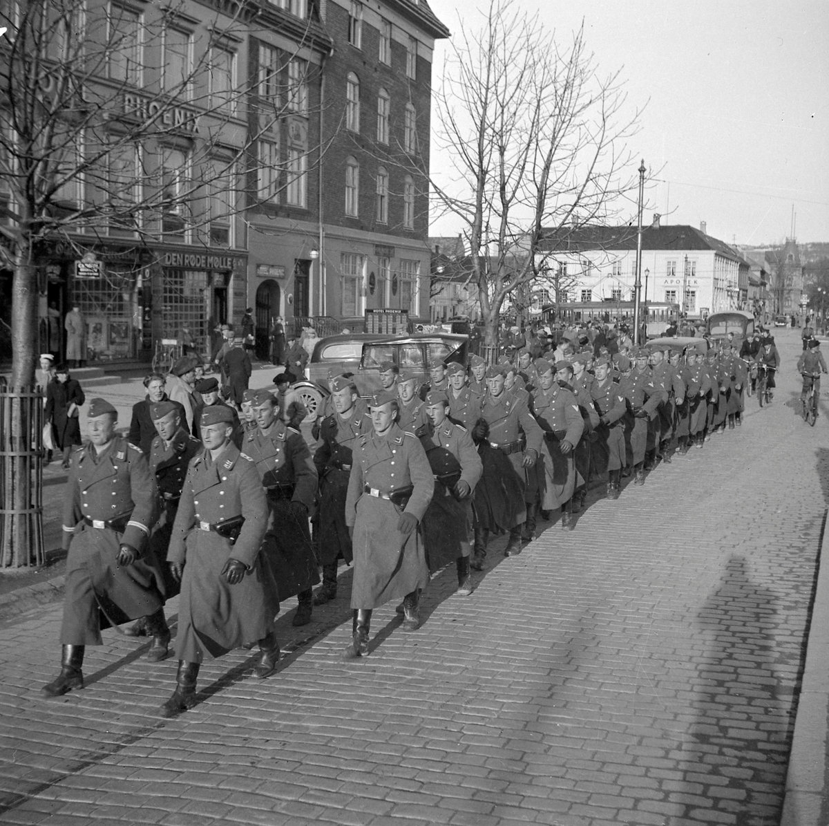Tyske soldater marsjerer i Kongens gate