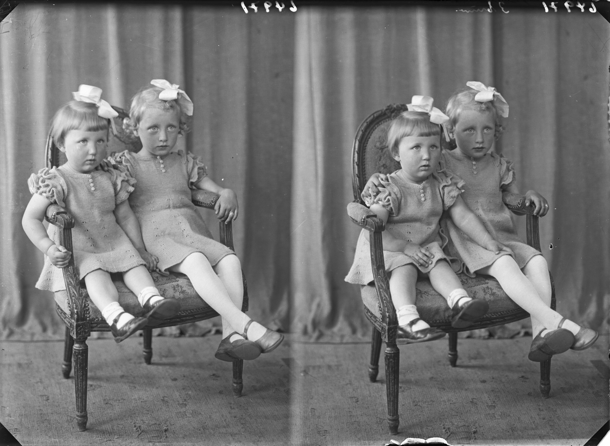 Portrett. Familiegruppe på to. To småpiker poserer med en stol og en gyngehest hos fotografen. Søstre. Bestilt av Fru Karina Nordbø. Espevik