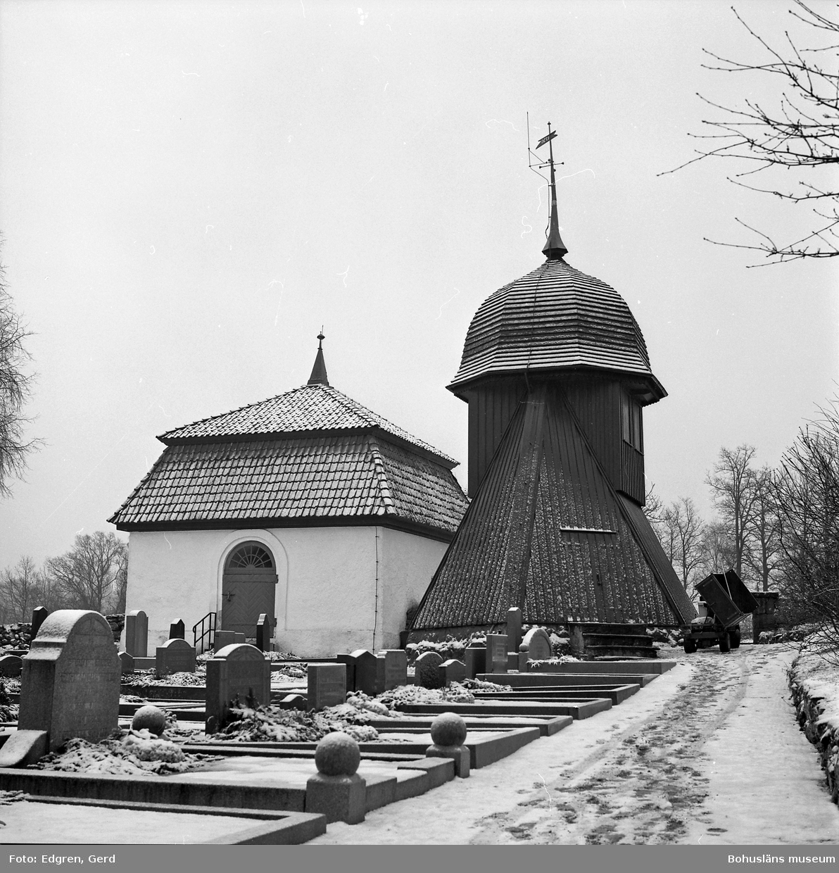 Text till bilden: "Kållereds kyrka. Kyrkegården söder om kyrkan. Almroths gravkor, byggt 1775. Klockstapel byggd 1827".