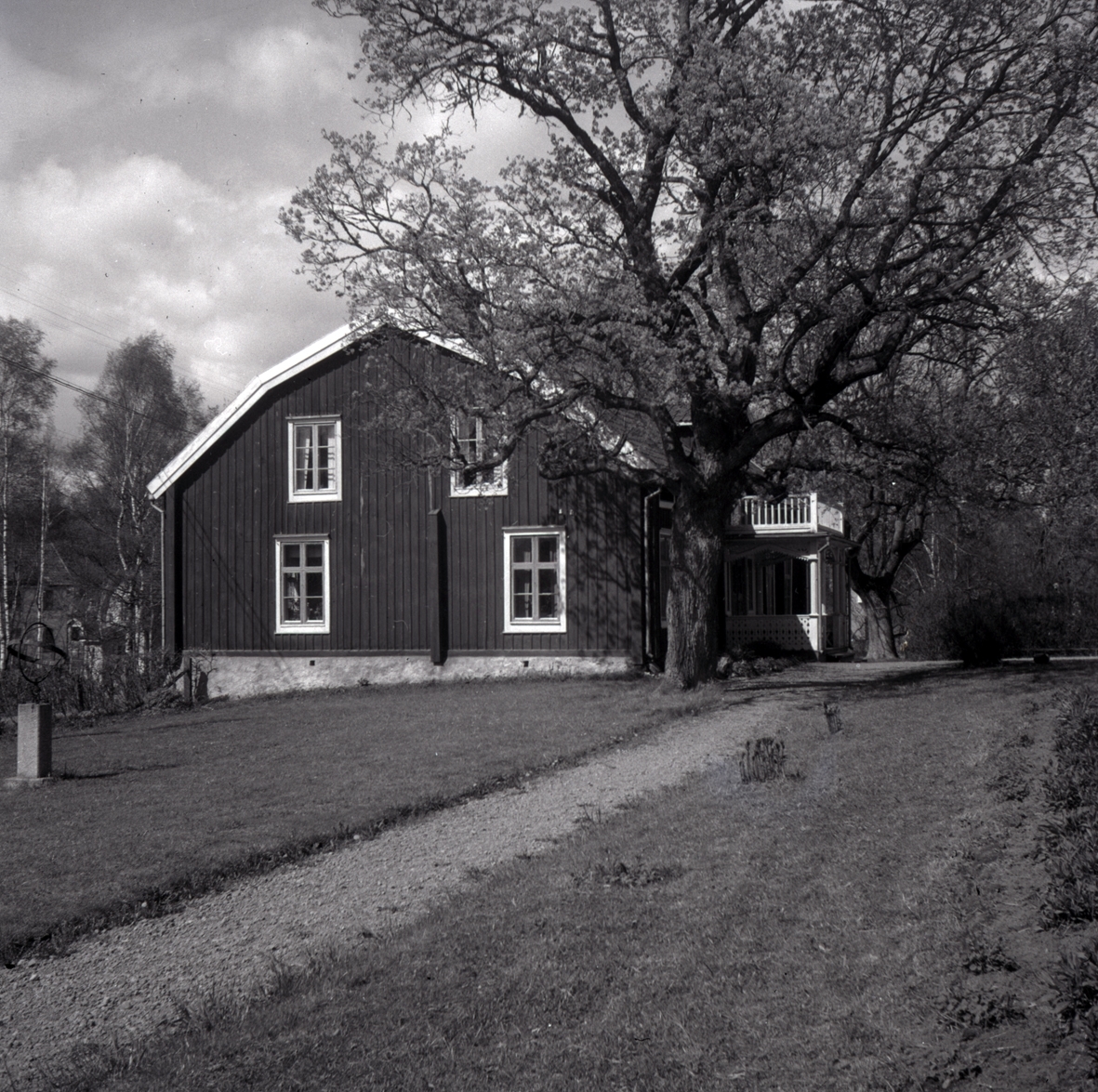 Vena Prästgård. Den ligger inne i Vena samhälle drygt en mil från Hultsfred. I boken "Nordiska Museets och Skansens Årsbok 1936" står det att huvudbyggnaden uppfördes 1755.