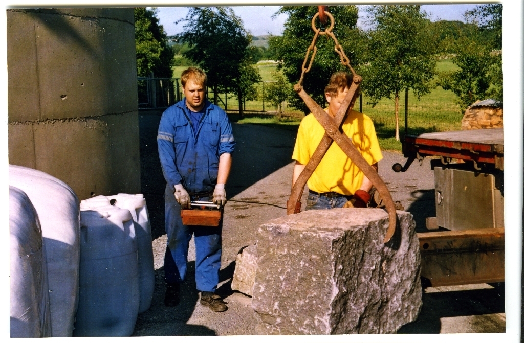 Steinløing. Det er Ingvar Time 12.1.1984 - ) som styrer kranen medan Isak B. Time (25.4.1956 - ) tek seg av å få steinen på rett plass.