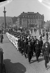 Tyske marinesoldater marsjerer over Torvet