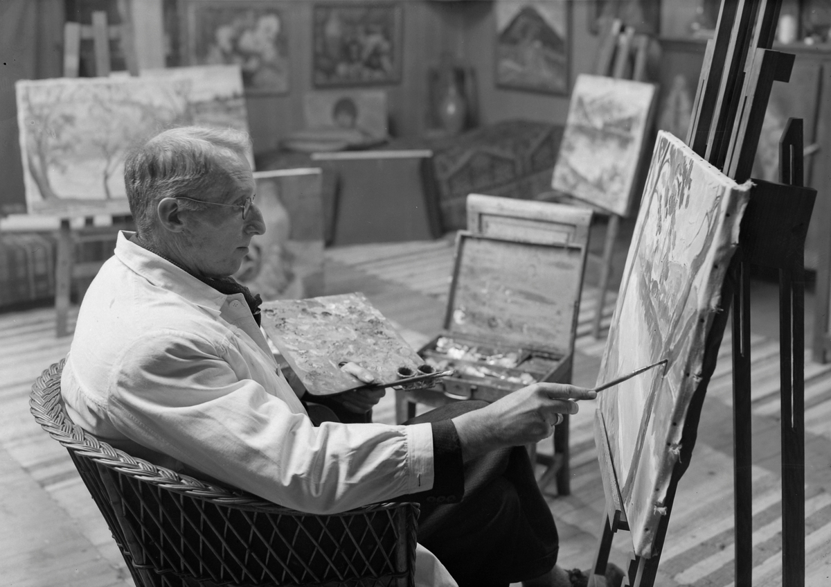 Kunstmaler Gustav Undersaker i sitt atelier