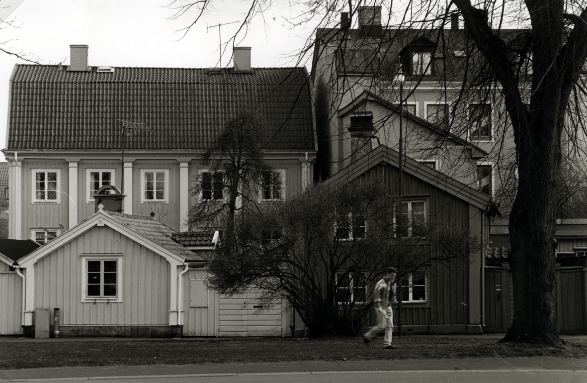 De små trähusen vid Fiskaregatan med Kreugerska huset bakom.
