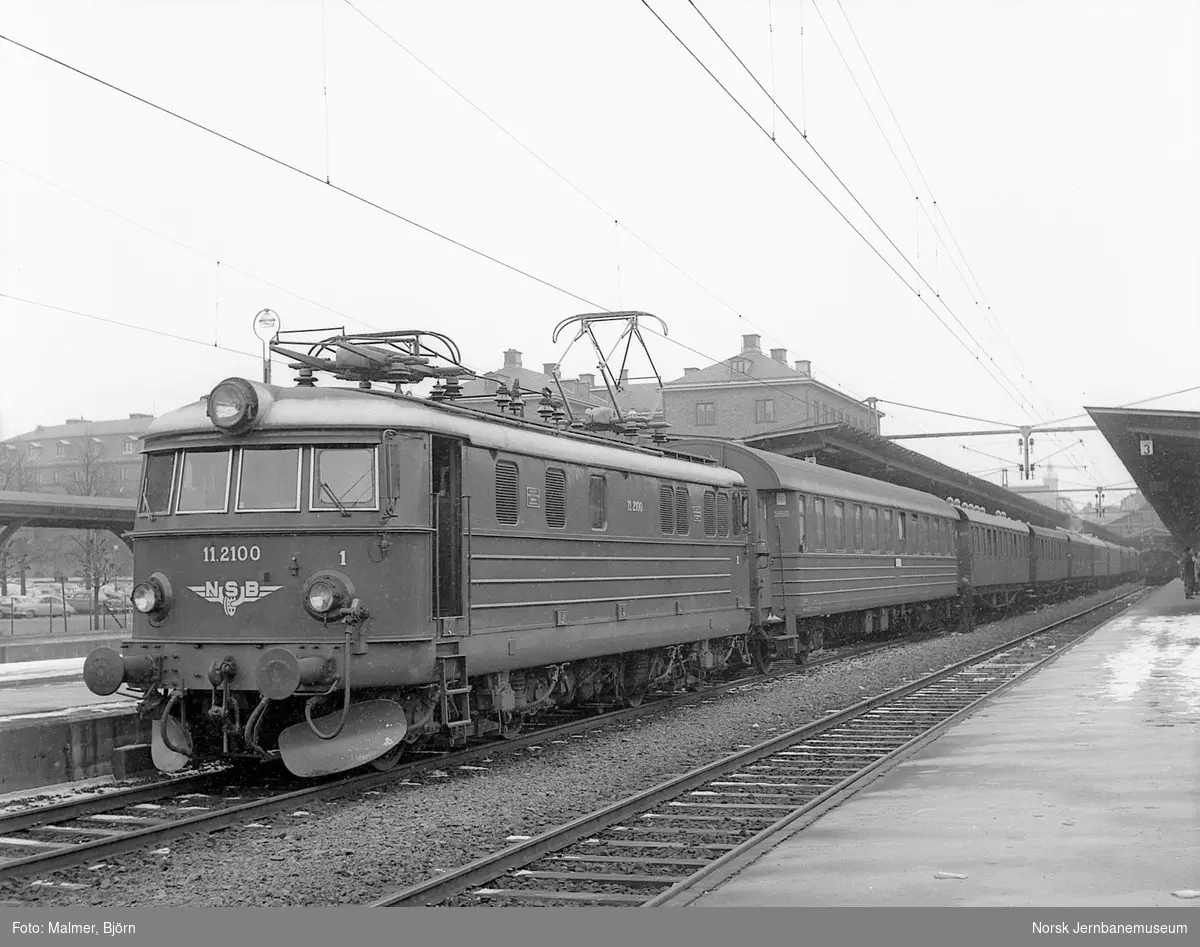 Elektrisk lokomotiv type El 11 2100 med ekstratog fra Göteborg til Otta på Göteborg C.