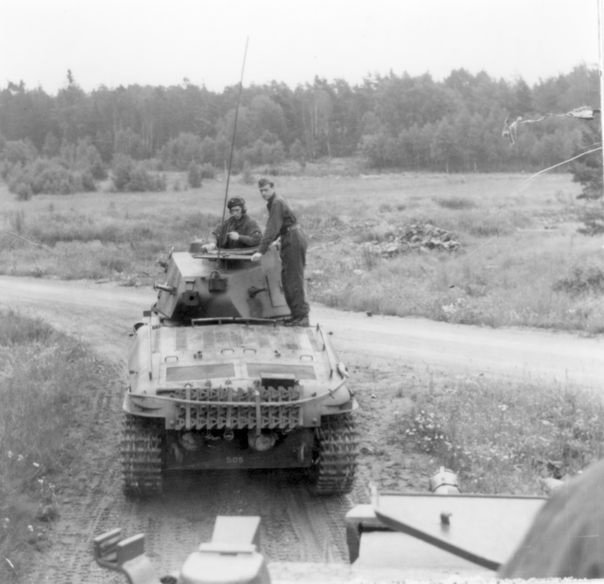 Lt Björn Orward står vid sidan av tornet på en stridsvagn m/42.

Milregnr: 505