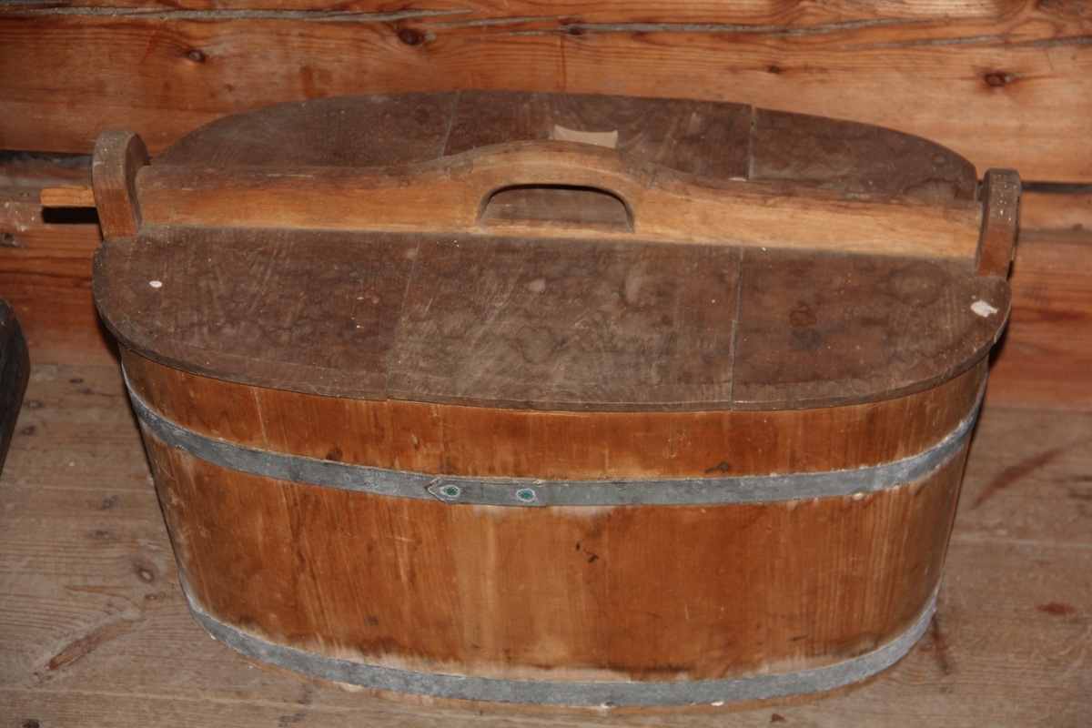 Oval lagget treambar med metallgjorer og trelokk