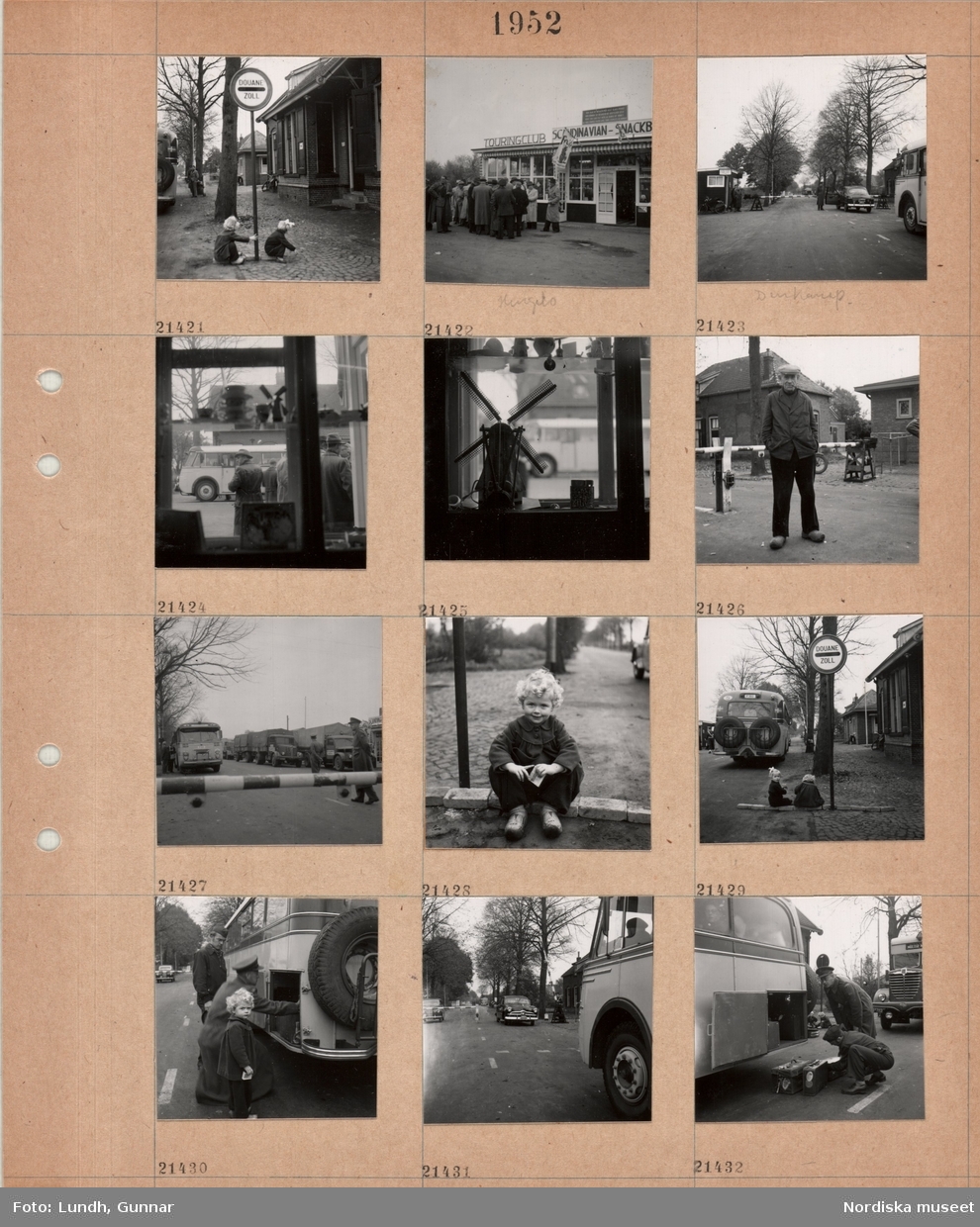 Motiv;: (ingen anteckning) ;
"Holland 21400 - 444.", gatuvy med två barn som leker vid en vägskylt "Douane Zoll", en grupp män står vid en byggnad med skylt "Touringclub Scandinavian - Snackb??", en man i uniform står vid en bil vid en vägbom, interiör med en prydnadssak i form av en väderkvarn står i ett fönster, porträtt av en man som står vid en vägbom, porträtt av ett barn som sitter på marken, två män i uniform lyfter ur bagage ur en buss.