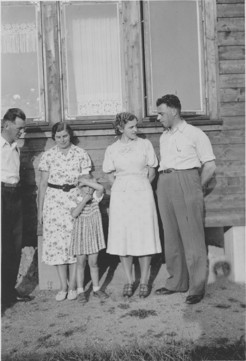 Gruppebilde. Gjerdrum ca. 1940-50. Fra høyre Kåre Kjærstad og Mary Nordengen (g. Kjærstad)