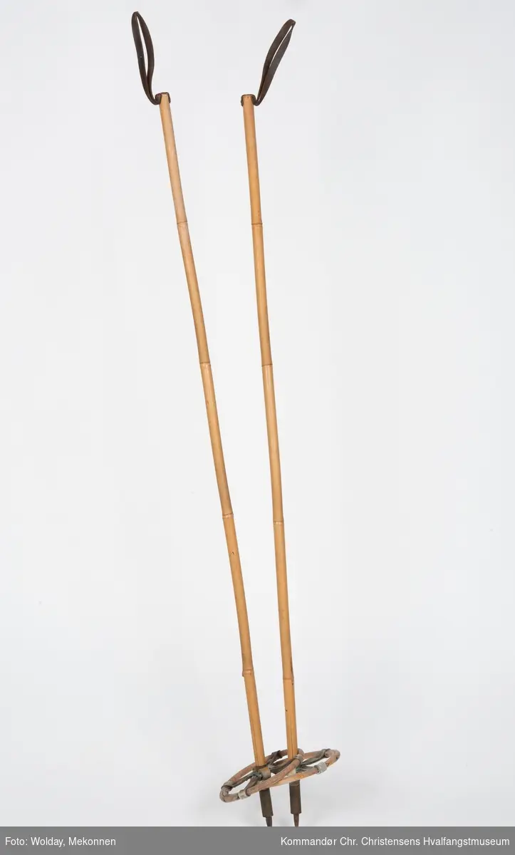 Teknikk: Bambusstav med jernpigg, festet til kobber- beslag, stiftet, naglet trinse med lærkors, håndstropp av lær, klinket m/kobbernagle

ett par
