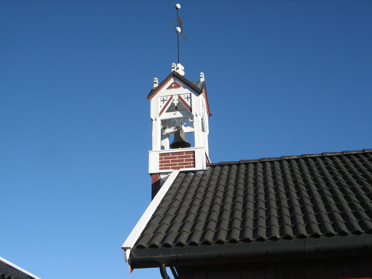 Klokketårnet på Hjermstad (Gjermstad) har kryssformet saltak (lanterneform) og trekk av sveitserstil og empirestil. Tårnet står på en liten driftsbygning, og er i god stand. Årstallet 1879 står på værhanen. Tårnet ble vedlikeholdt i år 2000.