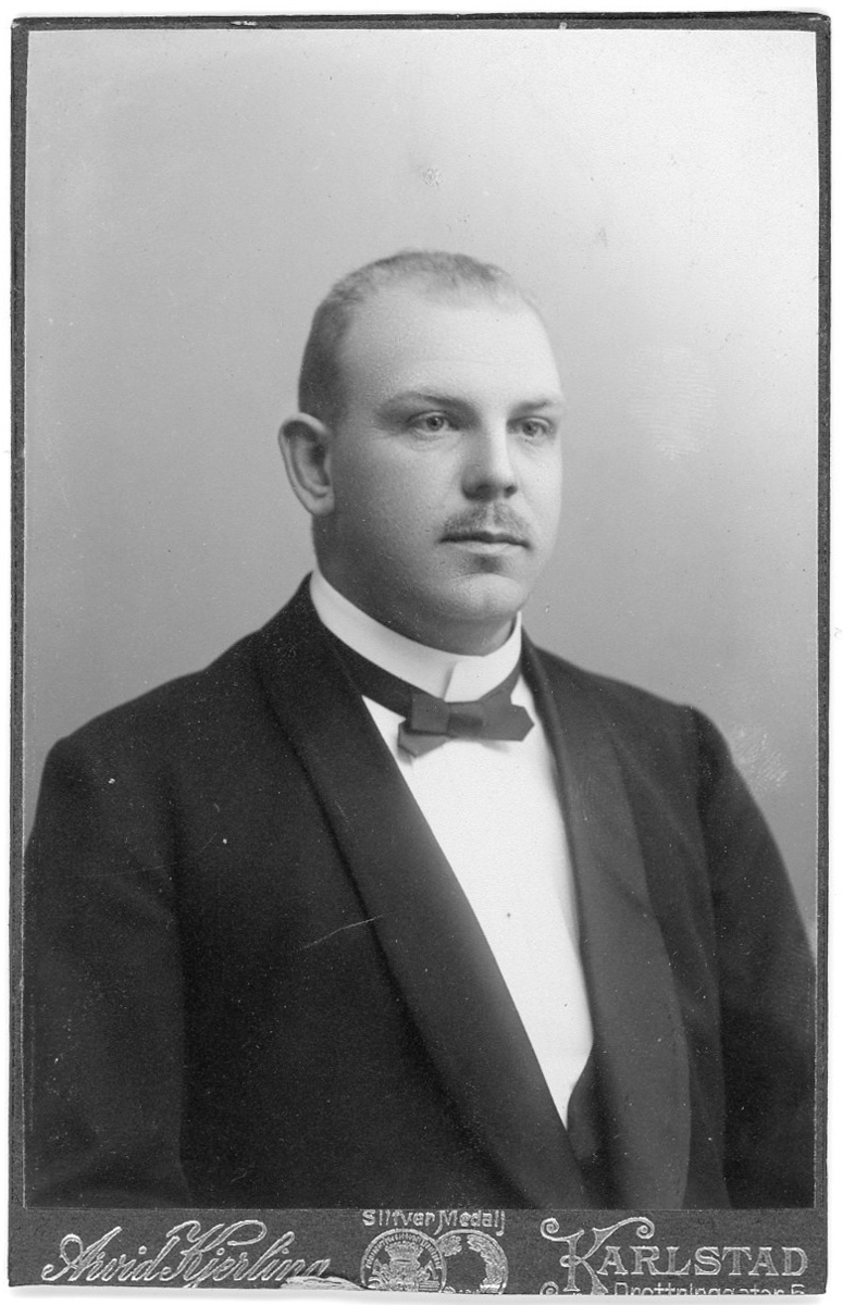 Porträtt av Oskar Hilmer Sjögren, postmästare i Vilhemina 1926-1930, Mora 1930-1935, Varberg 1935-1938 och Ystad 1938-1944.