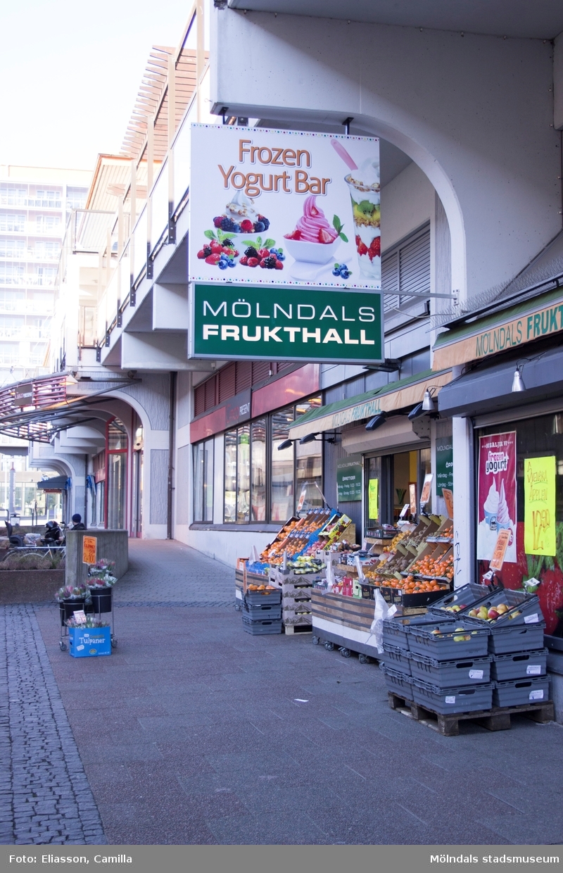 Brogatan västerut, år 2015. Bild 1-2: butiker på båda sidor. Bild 3: höghuset på Storgatan 32A. Dokumentation av platsen innan rivning och nybyggnation.