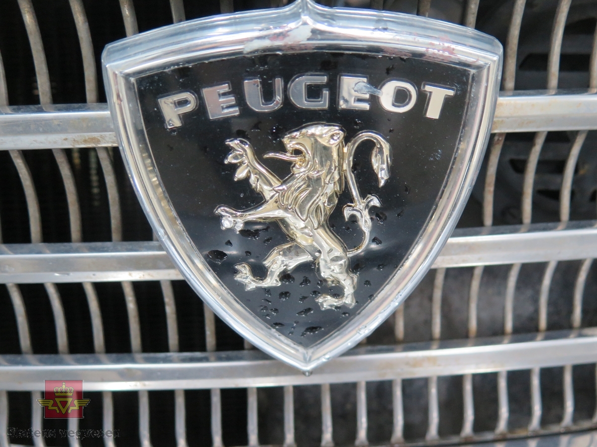 Peugeot 404. 4-dørs sedan karosseri, sølvfarget. Brunt og svart interiør. Bilen har en vannavkjølt, bensindrevet 4-sylindret rekkemotor med Solex forgasser. Motoren har et sylindervolum på 1618 kubikkcentimeter og en effekt på ca. 72 hk SAE. Motoren er trolig den originale. To aksler, bakhjulstrekk. 4-trinns manuell girkasse (rattgir). Hjulene er stålfelger med bredden 4 tommer, dekkdimensjon er originalt 165x380. Antall sitteplasser er 5. Tannstang styring uten servo. Manuelt skyvbart soltak.
Kilometerstand er 58500. Trommelbremser rundt om. Toppfart 140 km/t. 12 V elektrisk anlegg.