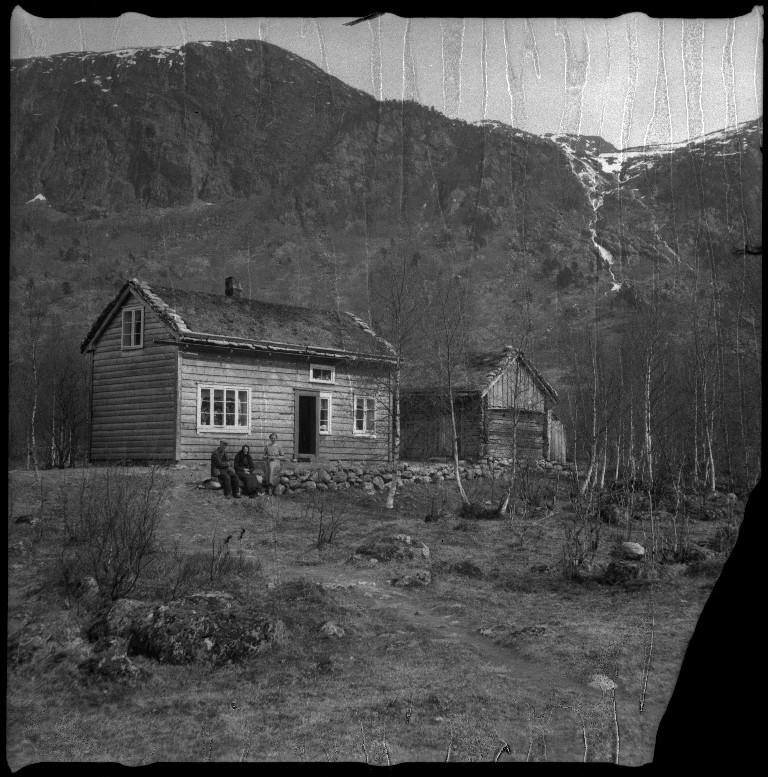 Frida Johannessen og familien Øyane ved noen gamle hus i Kvilldal. Det er også bilder av en guttegjeng på ski i Kvilldalsdalen og utsikten mot Kvilldal i Suldal.
