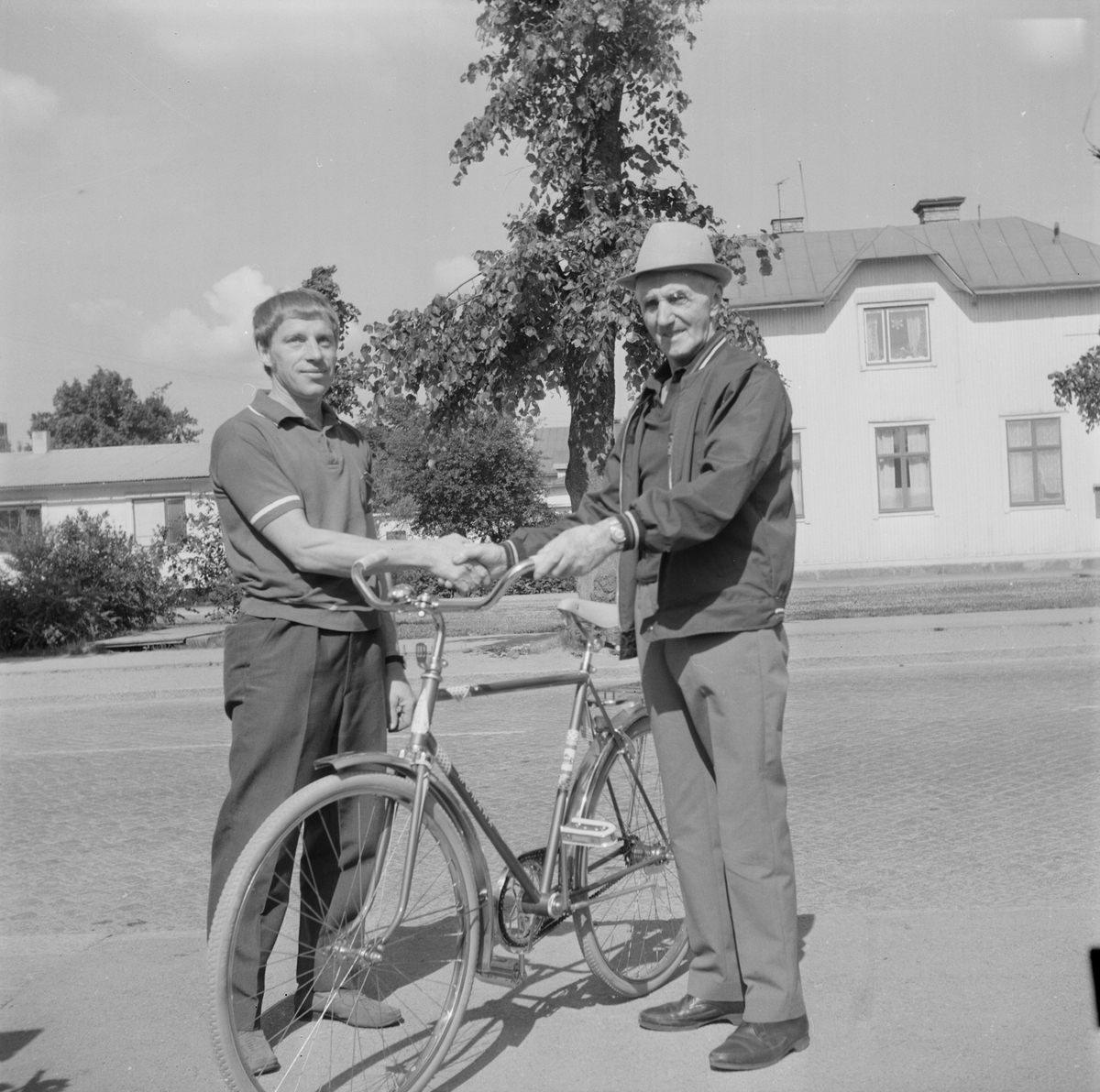 Pensionär vann cykel, Edvin Åkerström, Uppland, juli 1971