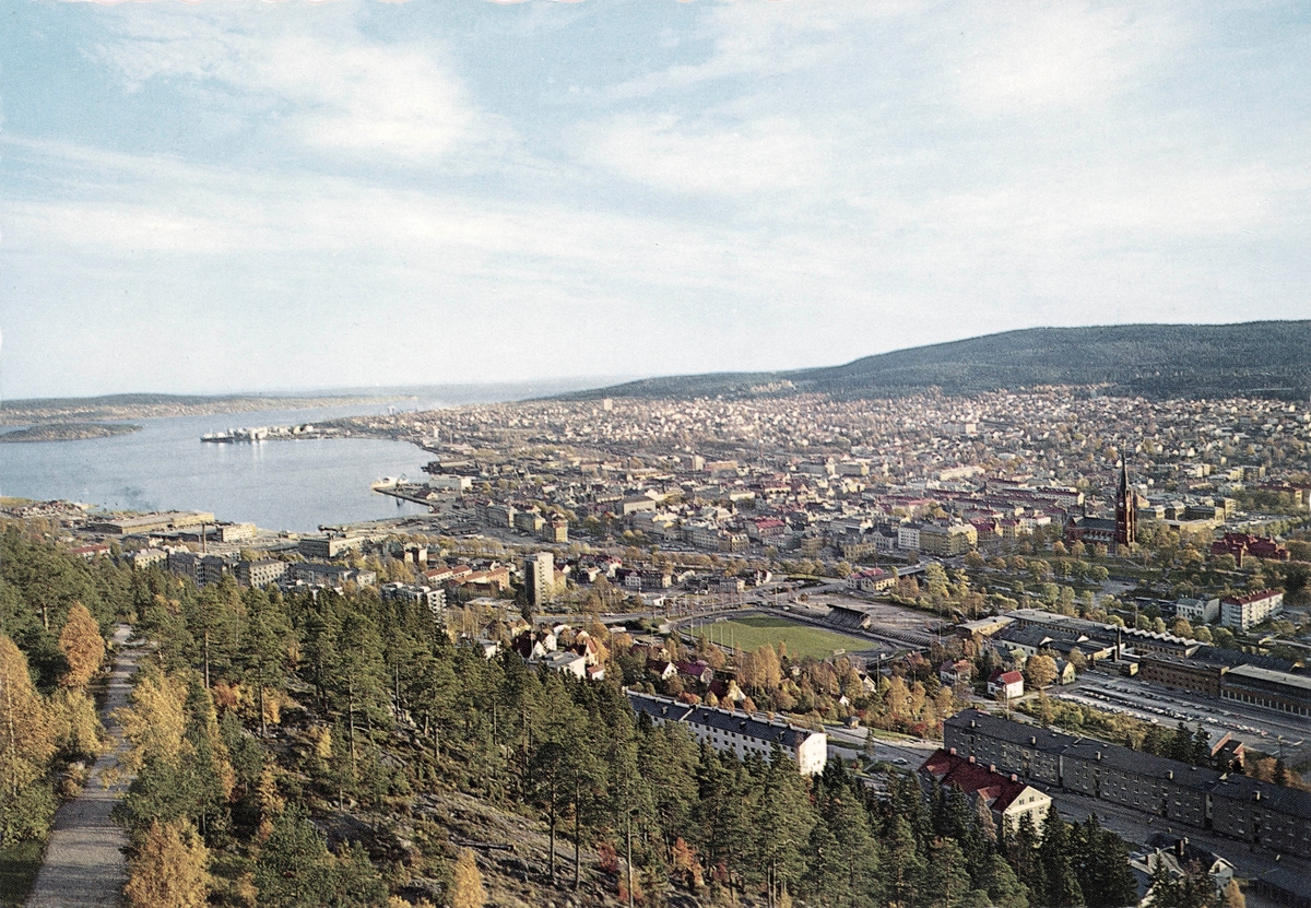 Vy över Sundsvall, taget från Norra Berget. Vykort. Bilden är rastrerad.