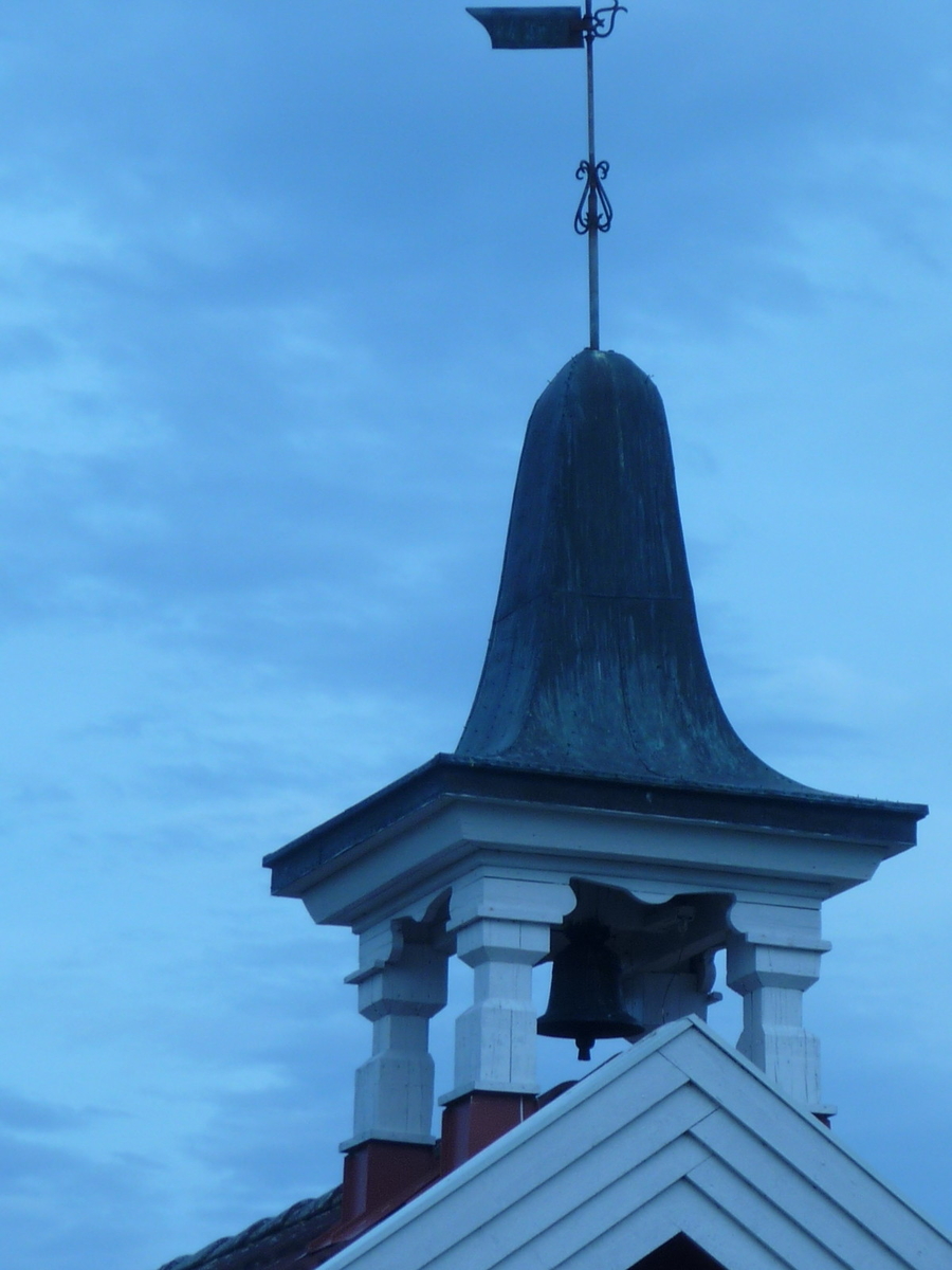 Klokketårnet på Dalen har buet telttak og innslag av empirestil. Klokketårnet er plassert på stabburet, og er i god stand.