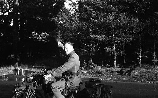 Fältjänstövning i Skillingaryd. Styckjunkare Suneson på motorcykel.