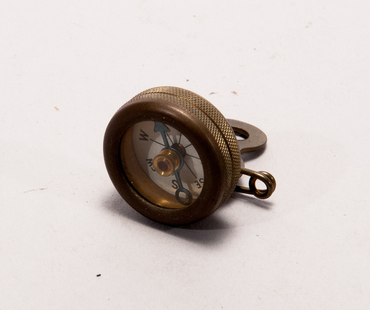 Jägarkompass med nål. Har texten "Marble´s Gladstone, Mich. U.S.A" på baksidan av kompassen.