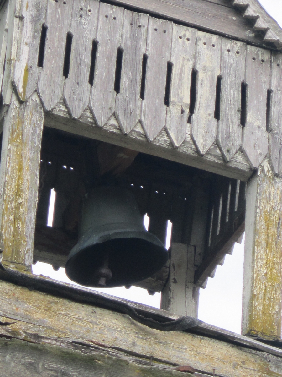 Klokketårnet på Stenberg søndre har kryssformet saltak (lanterneform) og innslag av sveitserstil og empirestil. Klokketårnet står på stabburet, og er i middels stand.