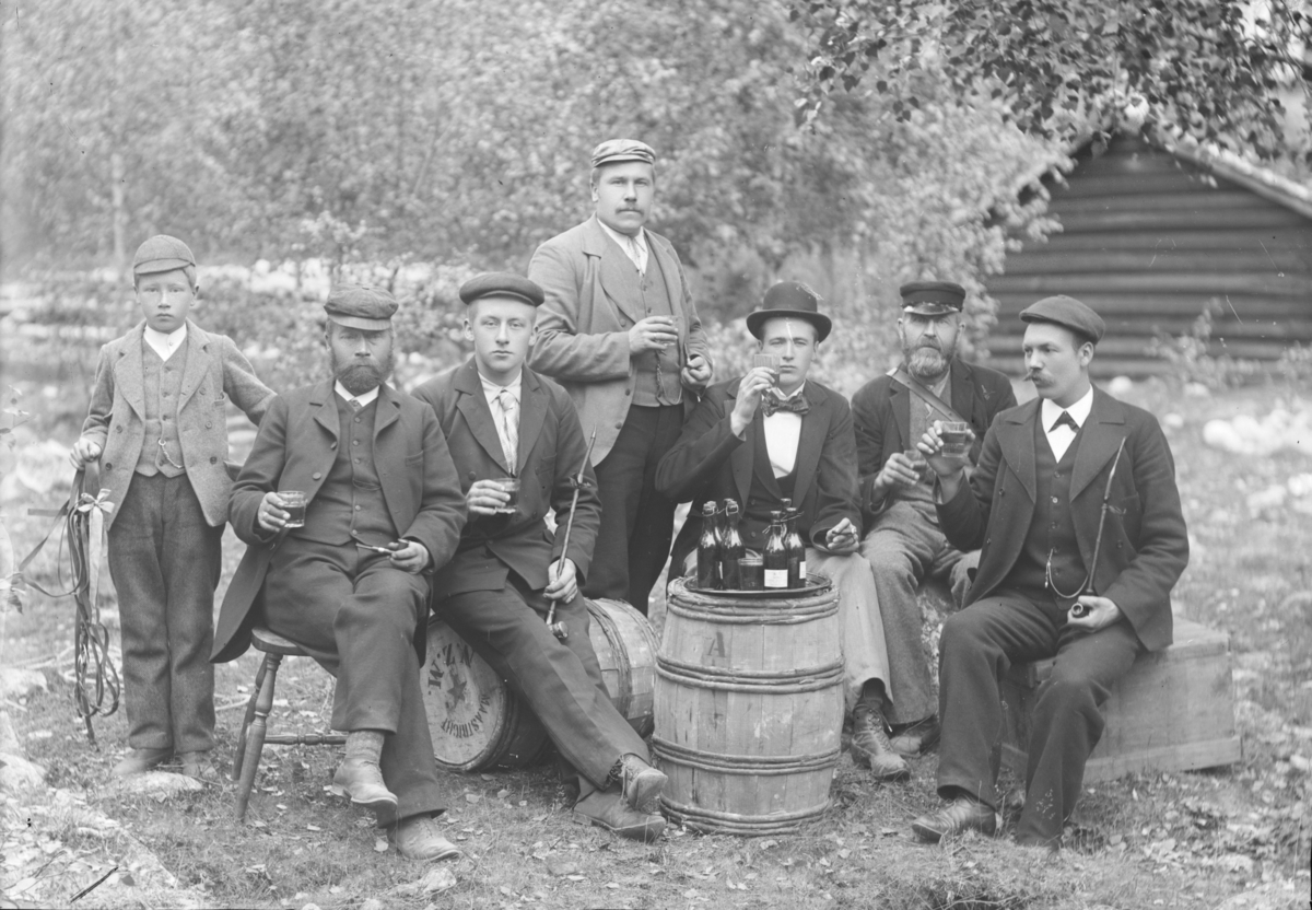 Sel? 4/9-1898 S. Veggum's gruppe. H. H. Lie stående. Gruppebilde, menn, gutt, drikkelag.