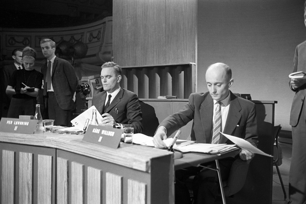 Politikerne Per Lønning og Kåre Willoch i Høyres spørretime i radio og fjernsyn.