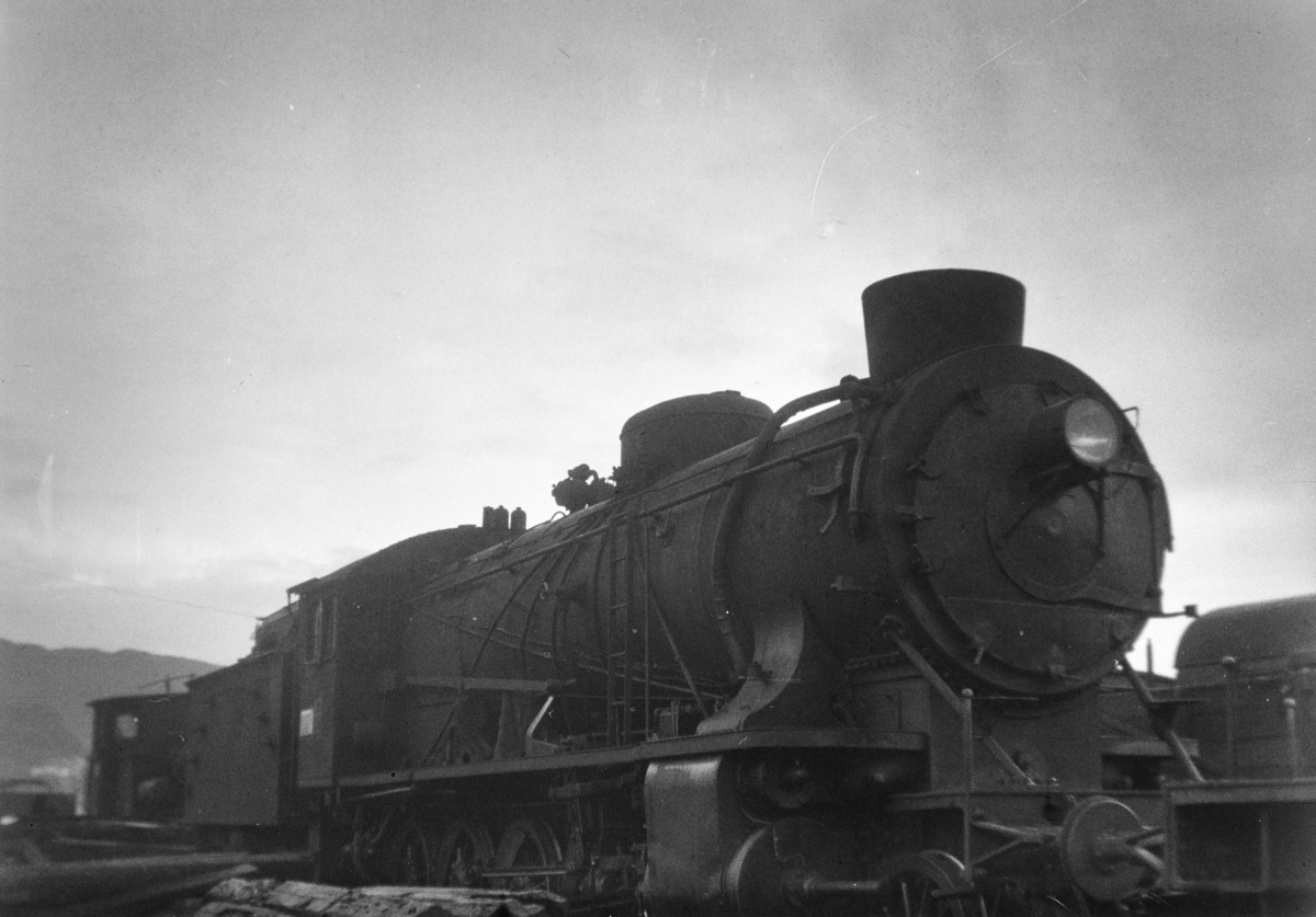 Damplokomotiv type 39a nr. 170 hensatt på Bergen stasjon før opphugging
Hugget hos Einar Cook, Nyhavn, Bergen, august 1960.