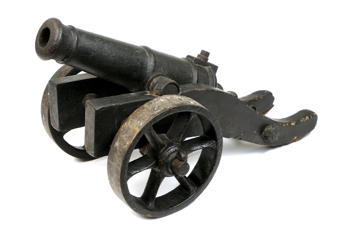 Kanon av jern, sortmalt.L47 på sortmalt understell/lavett av tre med jernbeslag og to hjul av jern