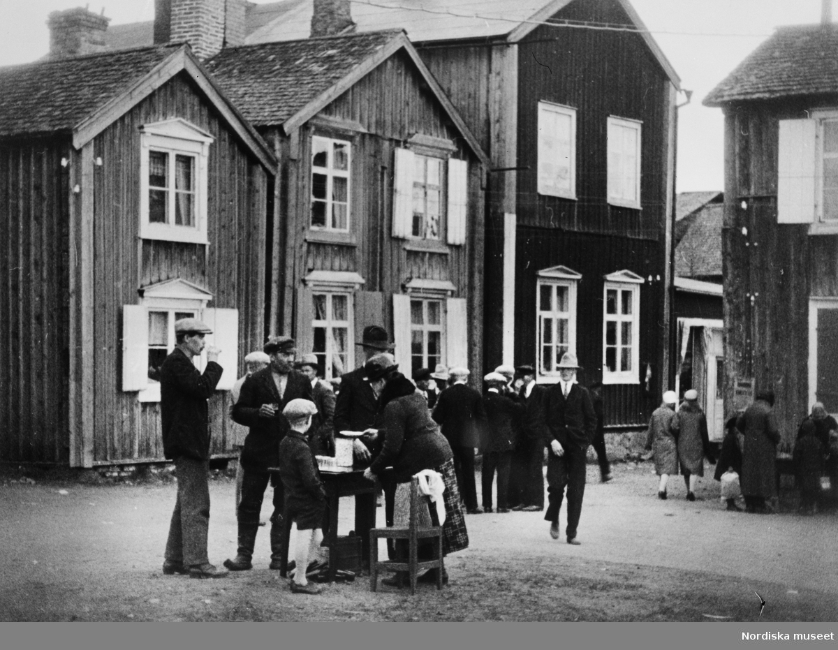 Gatuscen med karamellstånd vid kyrkhelg. Öjebyn 1928.