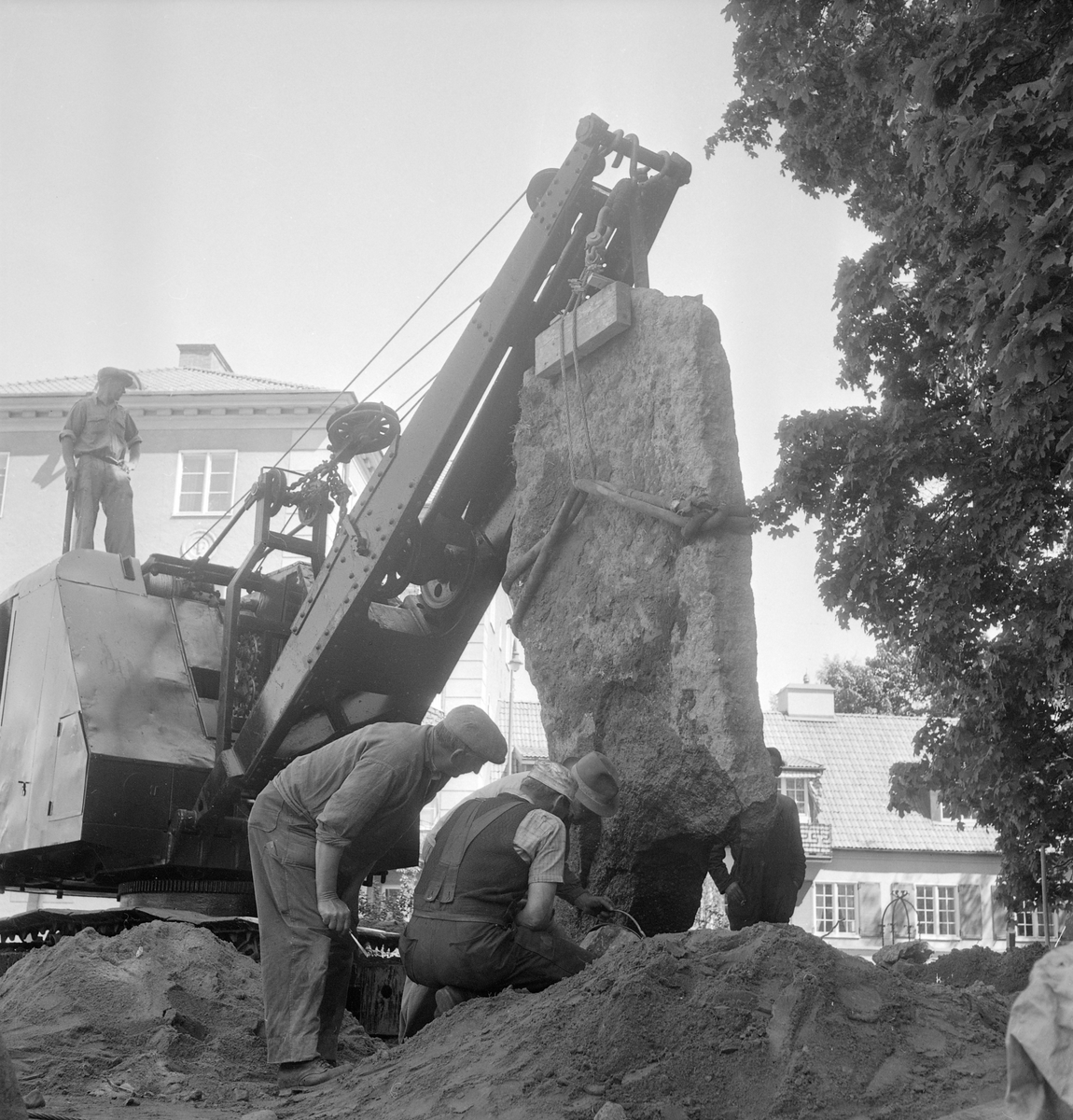 Den 4 maj 1950 gjordes ett runstensfynd på Kallerstads ägor öster om Linköping. Stenen låg i en åkerkant, av allt att döma på ursprungligplats invid en viktig väg som gått över gärdena. På bilden har stenen anlänt till Östergötlands museum där den får ny plats i museiparken.