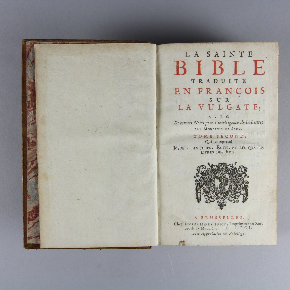 Bok, helfranskt band "La sainte bible traduite en françois sur la Vulgate", del 2. Skinnband med guldpräglad rygg i fem upphöjda bind, skuret rödstänkt snitt. Pärmarnas insidor klädda med marmorerat papper.