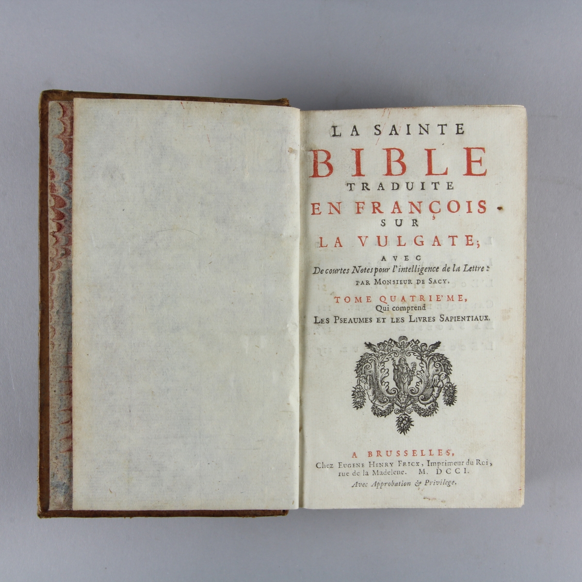 Bok, helfranskt band "La sainte bible traduite en françois sur la Vulgate", del 4. Skinnband med guldpräglad rygg i fem upphöjda bind, skuret rödstänkt snitt. Pärmarnas insidor klädda med marmorerat papper.