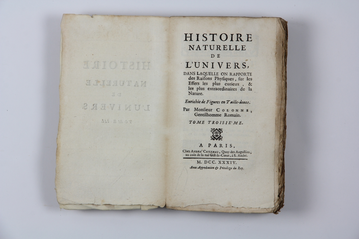 Bok, pappband "Histoire naturelle de l`univers", del 3, tryckt i Paris 1734. 
Marmorerat band med blekt  och skadad rygg, påklistrade pappersetiketter med titel (oläslig)  och volymens nummer. Med skurna snitt.