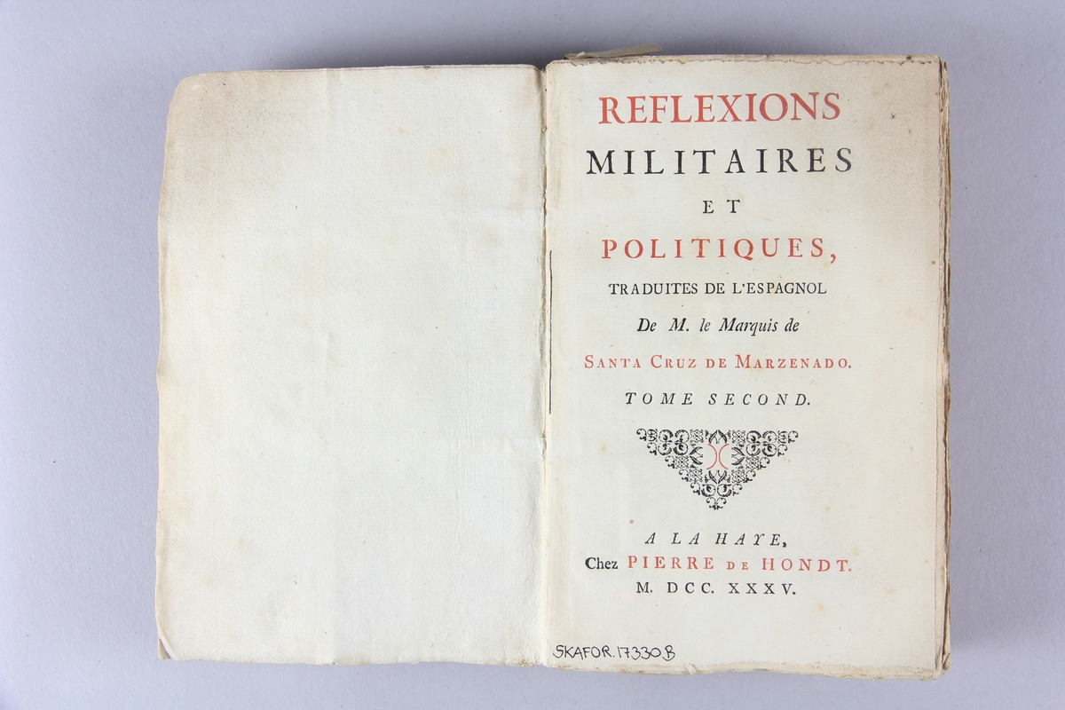 Bok, häftad, "Réflexions militaires et politiques", del 2. Pärmar av marmorerat papper, oskuret snitt. Etikett med titel och samlingsnummer på ryggen. Ej uppskuren.