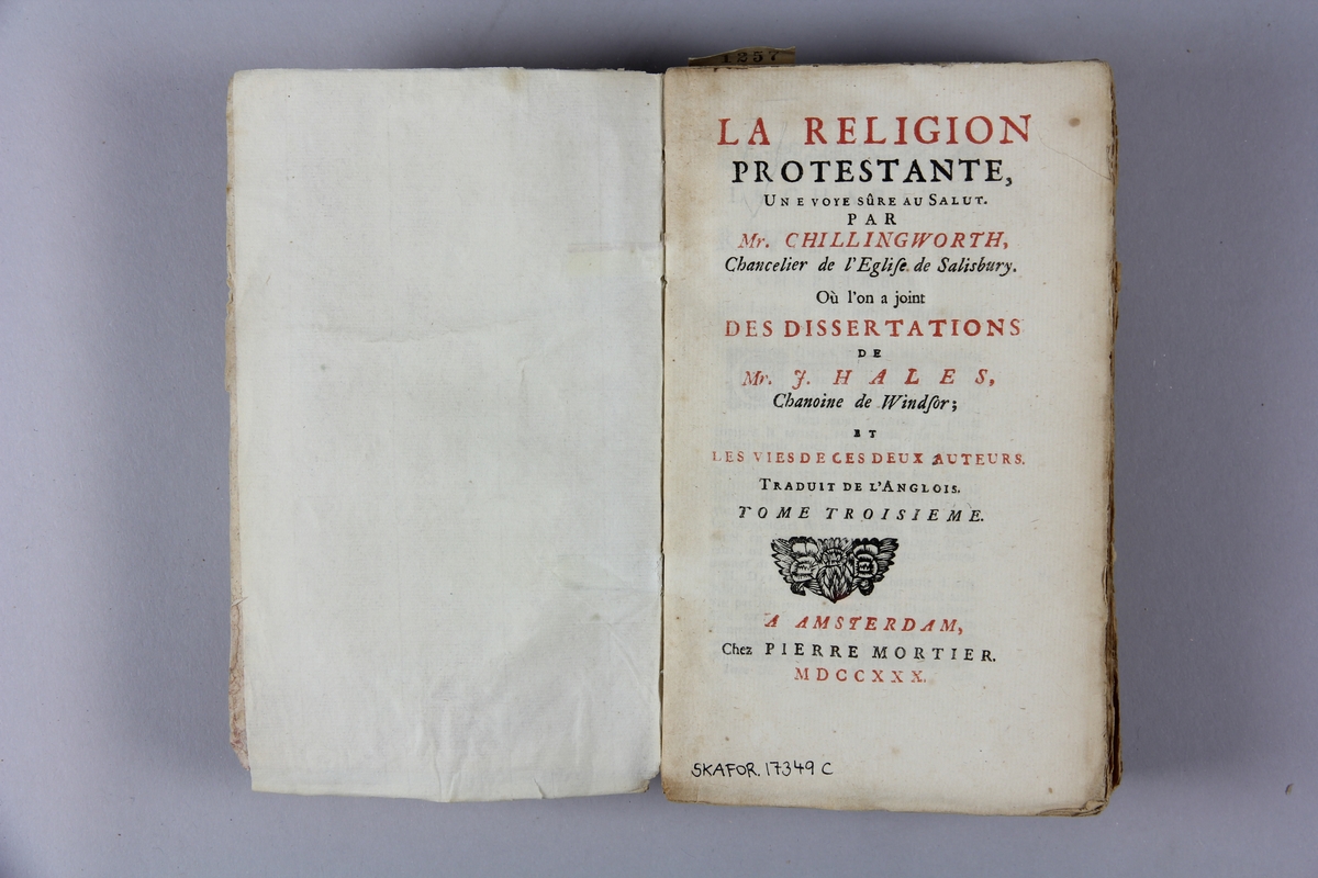 Bok, häftad "La religion protestante", del 3, tryckt 1730 i Amsterdam. Pärmar av marmorerat papper, blekt och skadad rygg med påklistrad etikett med samlingsnummer. Oskuret snitt.