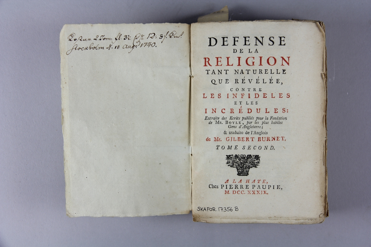 Bok, häftad, "Defense de la religion", del 2, tryckt 1739 i Haag. Pärmar av marmorerat papper, blekt rygg med påklistrade etiketter med titel och samlingsnummer. Oskuret snitt. Anteckning om inköp.