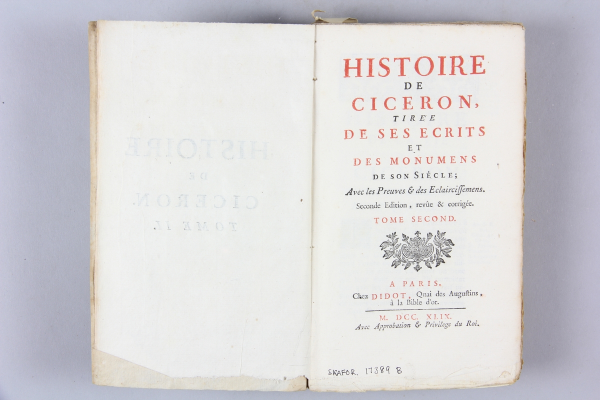 Bok, pappband "Histoire de Cicéron", del 2, tryckt 1749 i Paris. Pärmar av blågrått papper, oskuret snitt. Blekt rygg med etikett med volymens titel och samlingsnummer.