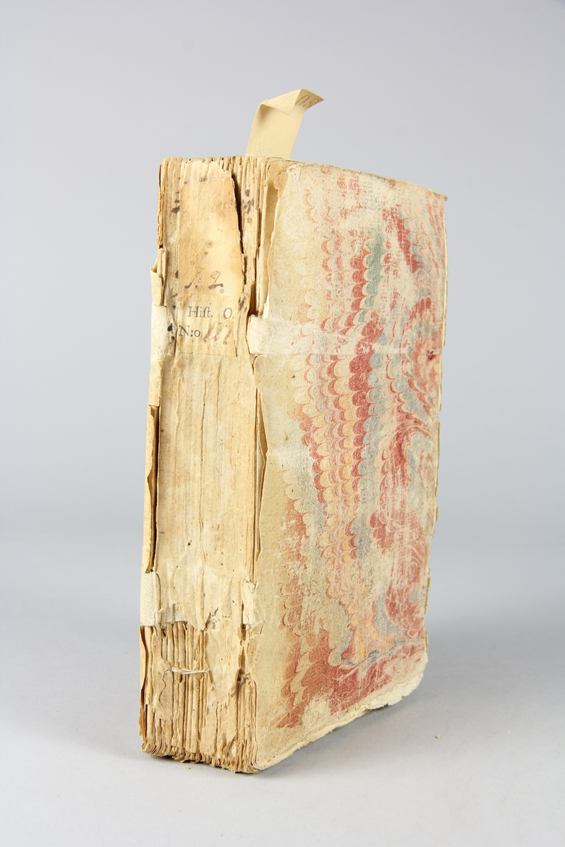 Bok, "Histoire de Suède", del 2, tryckt 1732 i Amsterdam. Pärmar av marmorerat papper, oskuret snitt. Blekt rygg med etikett med volymens titel, oläslig, och samlingsnummer.