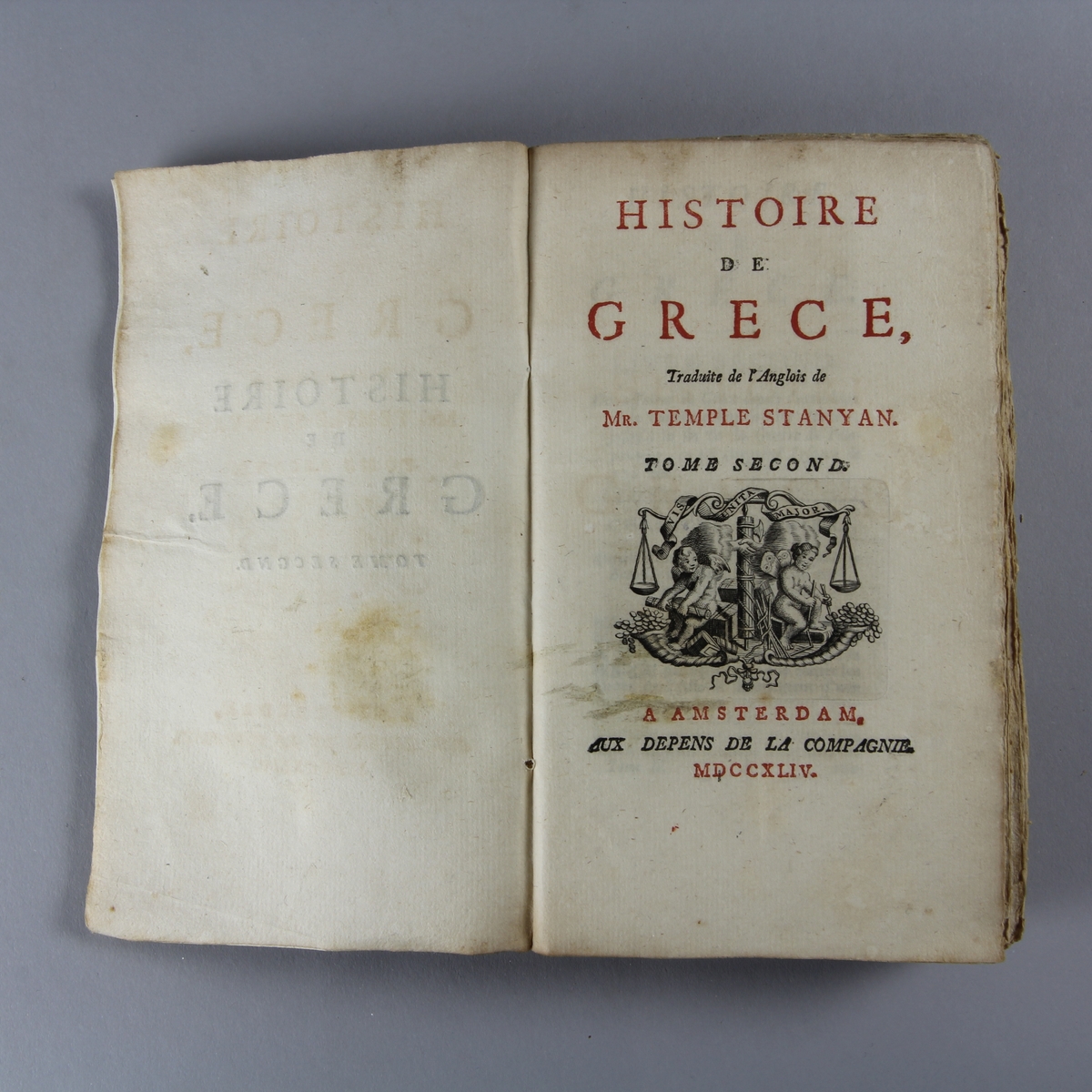 Bok, häftad, "Histoire de Grèce", del 2. Pärmar av marmorerat papper, oskuret snitt.