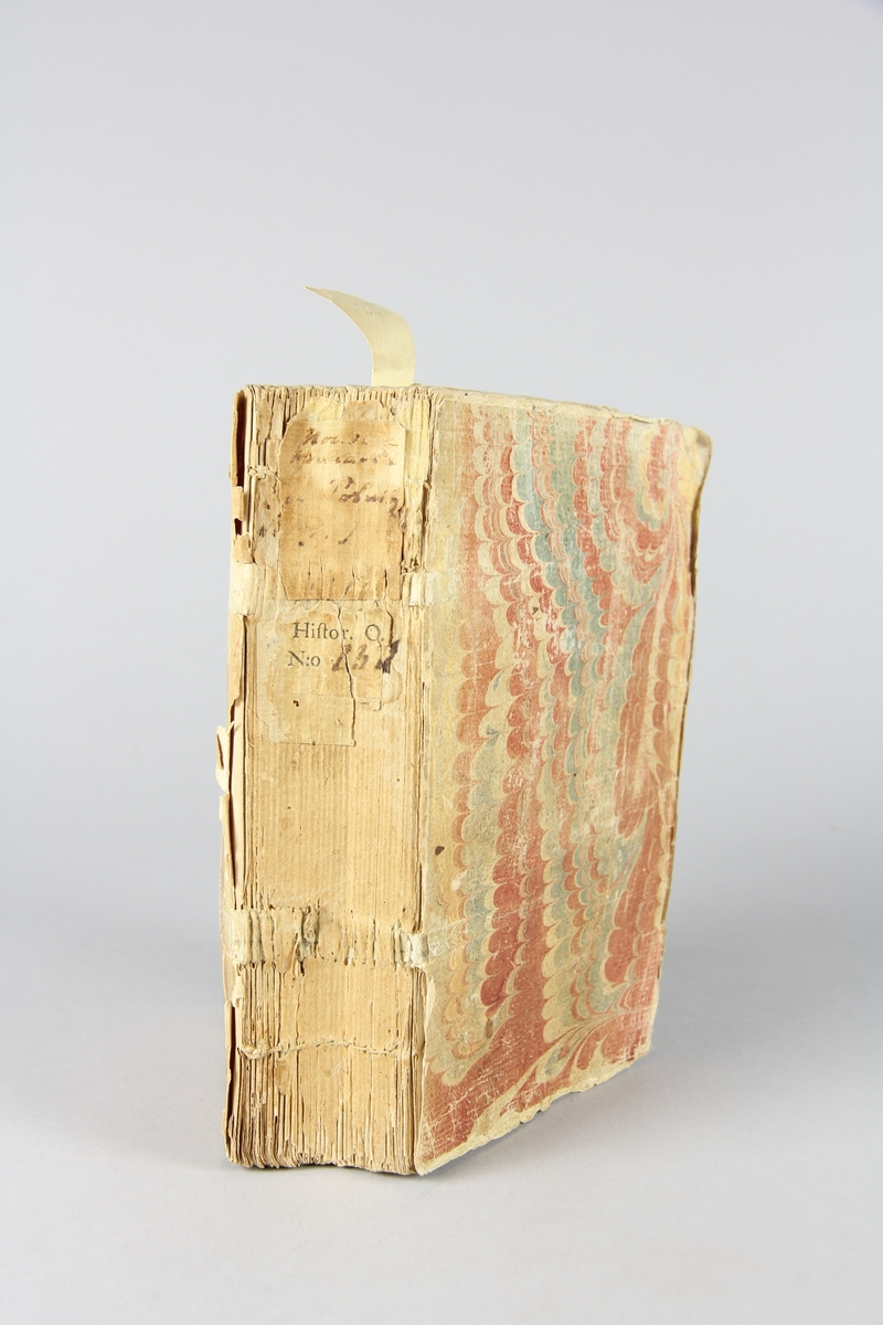 Bok, häftad, "Nouveau mémoires de Charles-Louis Baron de Pöllnitz", del 1. Pärm av marmorerat papper, oskuret snitt. Anteckning om inköp.