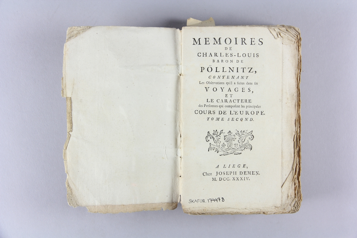 Bok, häftad, "Mémoires de Charles-Louis Baron de Pöllnitz", del 2. Pärm av marmorerat papper, oskuret snitt.