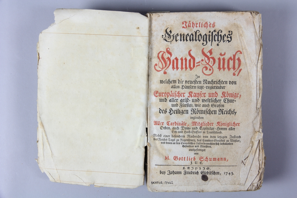 Bok, häftad, "Jährliches Genealogisches Hand-Buch", tryckt 1743 i Leipzig.
Pärm av marmorerat papper, skuret snitt. Blekt rygg med etikett med titel och samlingsnummer.