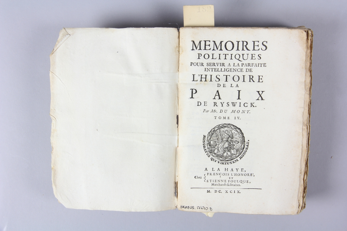 Bok, häftad, "Mémoires politiques...de la paix de Ryswick", del 4, tryckt 1699 i Haag.
Pärm av marmorerat papper, oskuret snitt. Blekt rygg med etikett med titel och samlingsnummer.