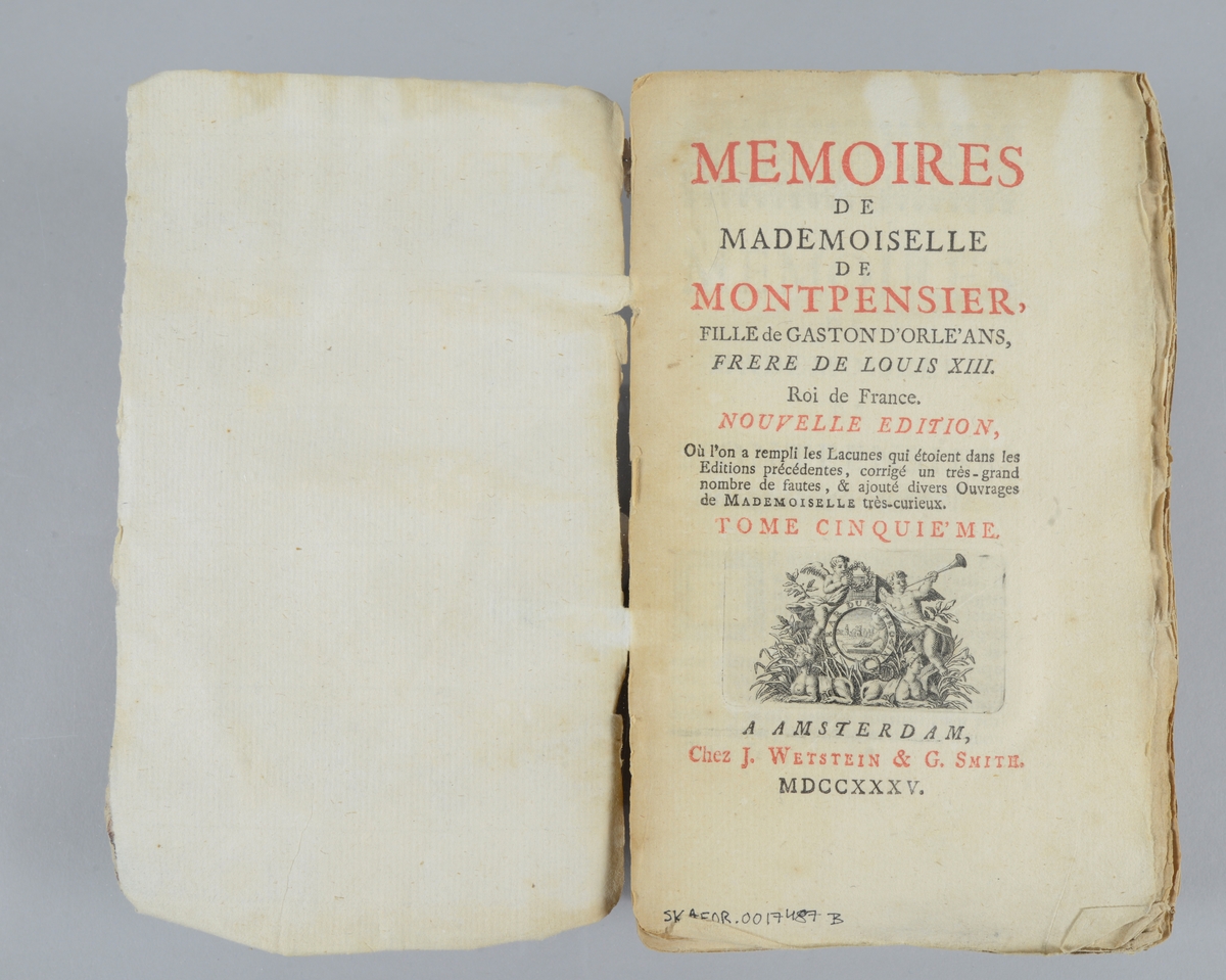 Bok, pappband, "Mémoires de mademoiselle de Montpensier", del 5-6, tryckt 1735 i Amsterdam. Marmorerade pärmar, blekt rygg med etiketter med bokens titel, närmast utplånad, och nummer. Oskuret snitt.