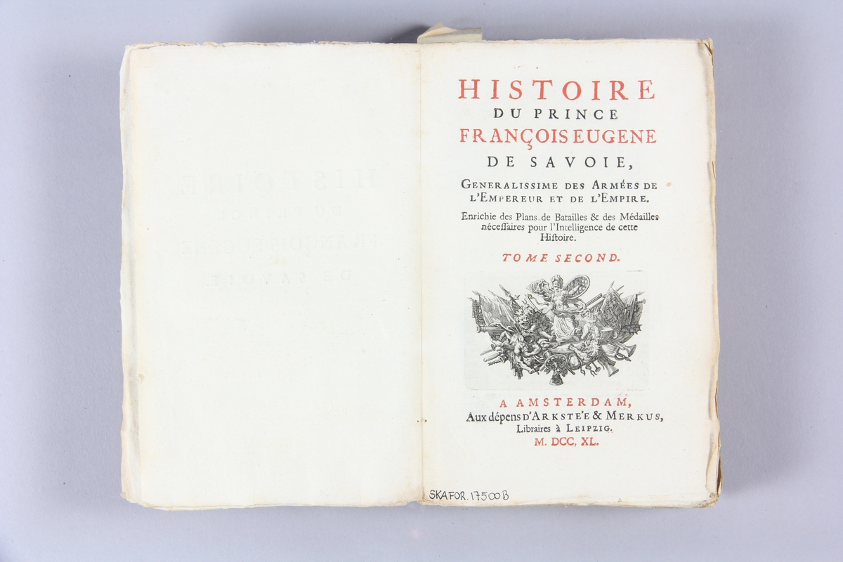Bok, pappband, "Histoire du prince François Eugene de Savoie", del 2, tryckt 1740 i Amsterdam. Pärmar av marmorerat papper, blekt rygg med etikett med bokens titel (oläslig) och  samlingsnummer. Oskuret snitt.